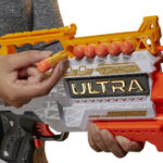 HASBRO NERF ULTRA Dorado set blaster na baterie + 12 šipek